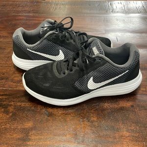 Nike Revolution 3 Sneakers